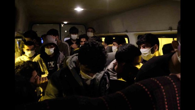 Önden keşif yapmalarına rağmen Erzincan polisini geçemediler: 24 kaçak göçmen 2 organizatör yakalandı