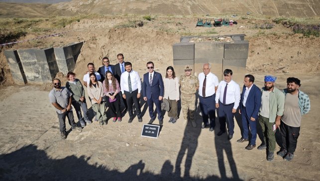 Bitlis Valisi Karakaya, Kef Kalesi'deki kazı alanında incelemede bulundu