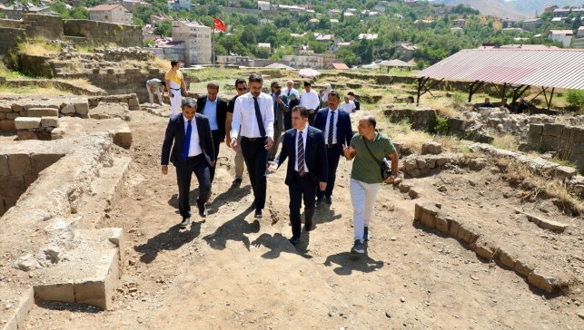 Vali Karakaya, Bitlis'te kültürel mirasların değerlendirilmesine yönelik toplantıya katıldı