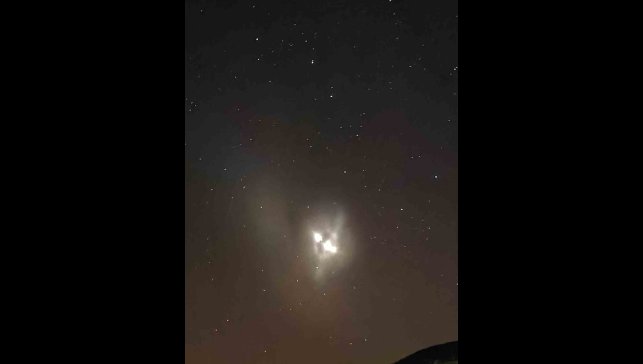 Elazığ'da gece saatlerinde gökyüzünde görülen ışık hüzmesi heyecanlandırdı