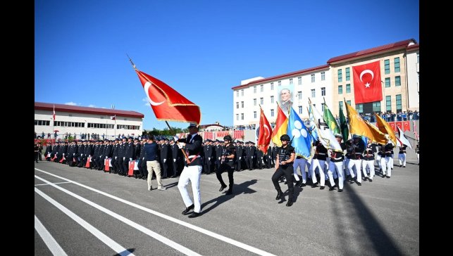 Polis adaylarının mezuniyet coşkusu