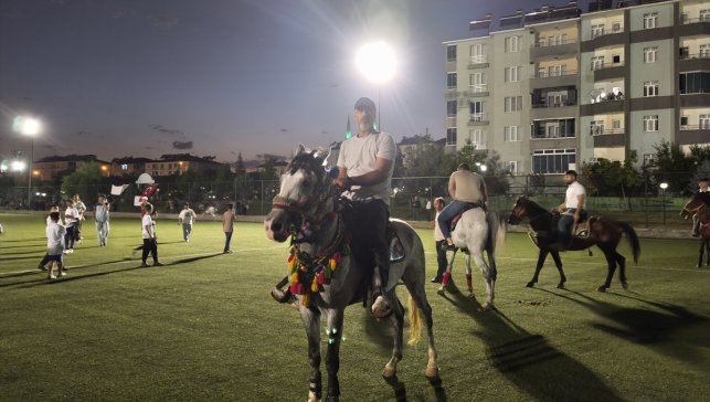 Bingöl'de "Yeni Yüzyıl Barış Faaliyetleri" kapsamında atlı spor gösterileri düzenlendi