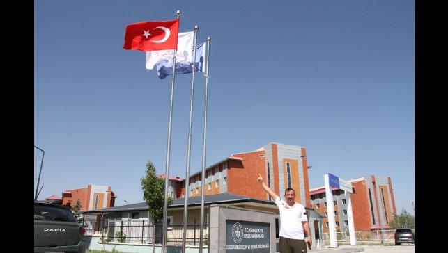 Spor tesislerindeki bayraklar yenilendi