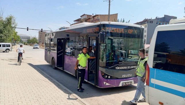 Yüksekova'da polis ve zabıta ekipleri trafik denetimi yaptı