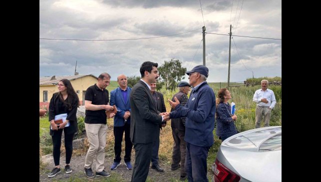 Susuz Kaymakamı Tutal, makamda oturmuyor