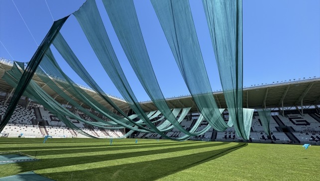 Diyarbakır ve Elazığ'da statlardaki çimler kavurucu sıcaktan perdeleme ve fan sistemiyle korunuyor