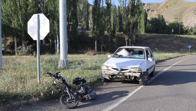 Erzurum'da otomobil ile elektrikli bisiklet çarpıştı, 2'si ağır 3 kişi yaralandı