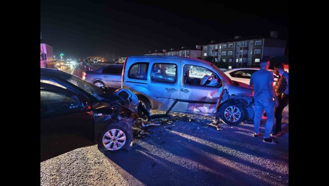 Bitlis'te trafik kazası: 6'sı çocuk 14 kişi yaralandı