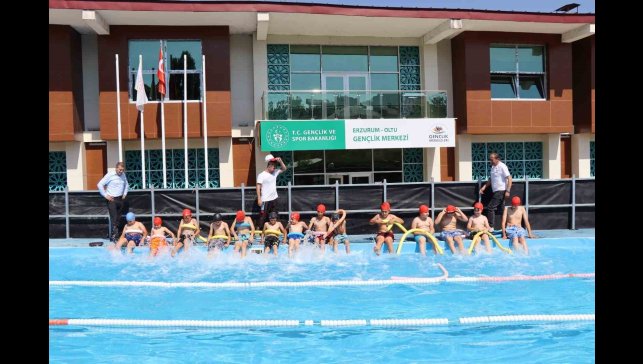 Sıcaktan bunalan çocuklar yüzme kurslarına akın etti