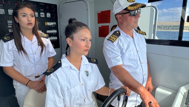 Stajyer kadın kaptanlar Van Gölü'nde dümen başında