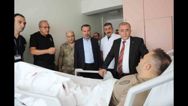 Elazığ'da il protokolü çatışmada yaralanan polisi ziyaret etti