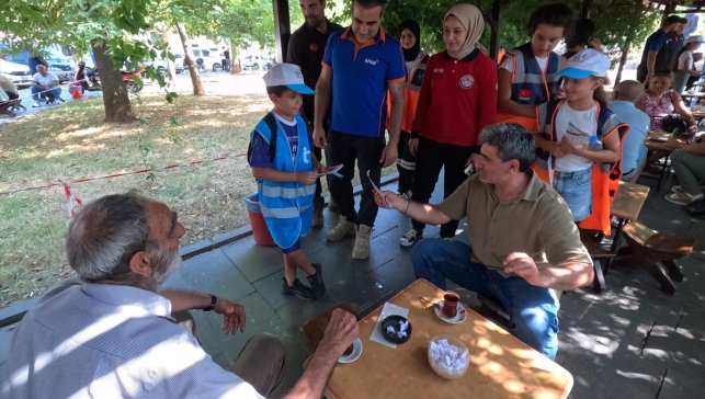 Tunceli'de öğrenciler sahaya çıkıp afetlere karşı bilgilendirme çalışması yaptı