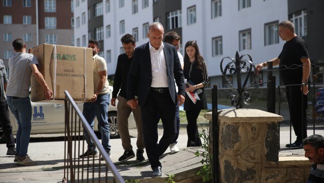 Erzurum'da komşular arasındaki kavgada yaralanan engelli kadına Büyükşehir Belediyesinden akülü araç desteği