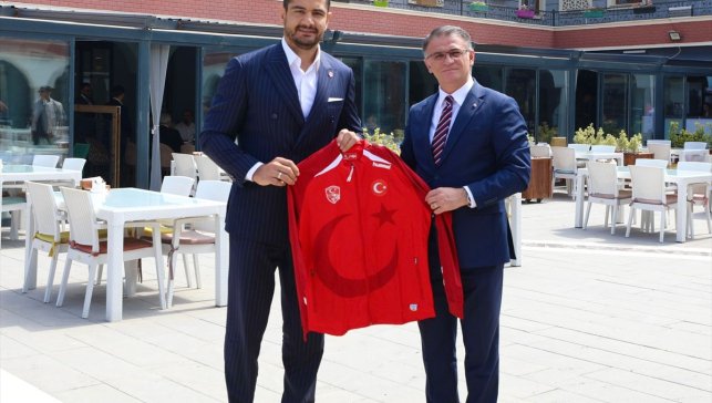 İl gezilerini sürdüren Taha Akgül'ün yeni durağı Van oldu