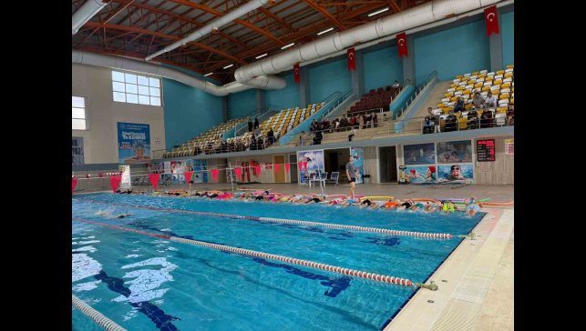 Muş'ta "yüzme bilmeyen kalmasın" projesi sürüyor