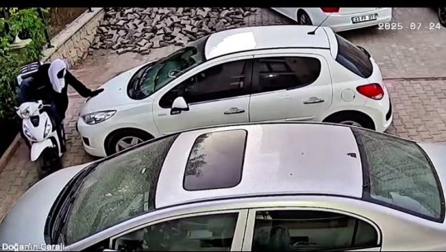 Kafasına atlet ve kask geçirerek hırsızlık girişiminde bulunan 2 şahıs kamerada