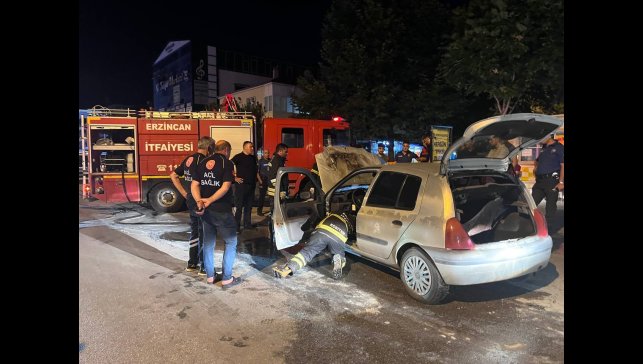 Erzincan'da gece saatlerinde korkutan araç yangını