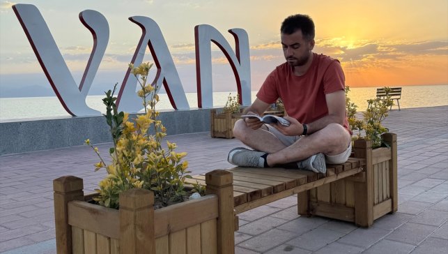 Karavanıyla şehir şehir dolaşarak doğal güzellikleri keşfediyor