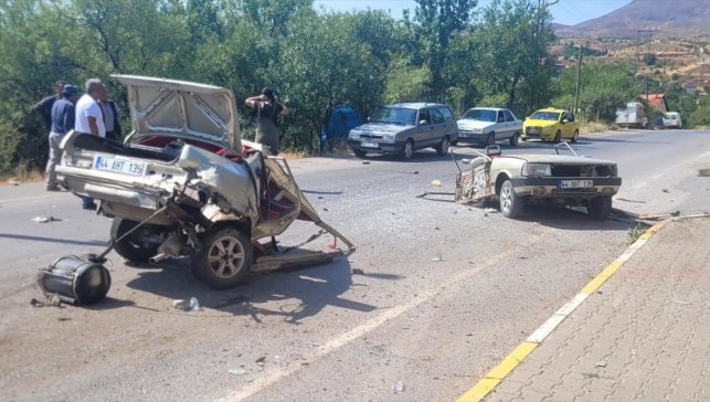 Malatya'da elektrik direğine çarpan otomobil ikiye ayrıldı