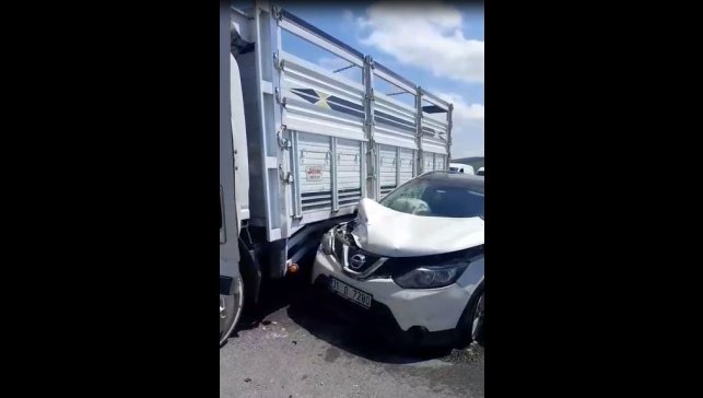 Ardahan'da kamyonet ile otomobil çarpıştı: 1 yaralı