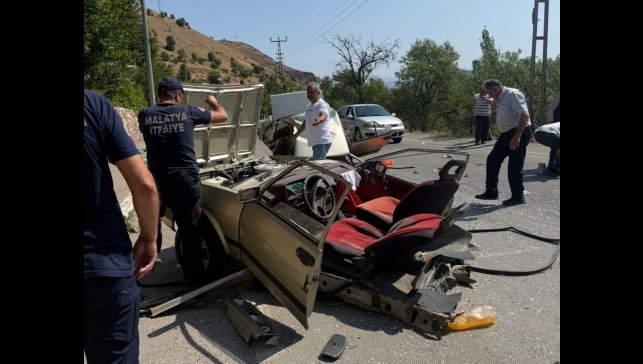 Aydınlatma direğine çarpan Tofaş ikiye bölündü: 1 yaralı