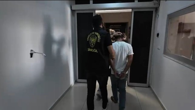 Dilenci kılığında evlere girerek 1 milyon liralık ziynet eşya çalan hırsızlar yakalandı