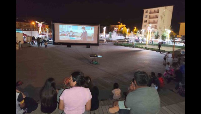 Hakkari'de açık hava sinema günlerine yoğun ilgi