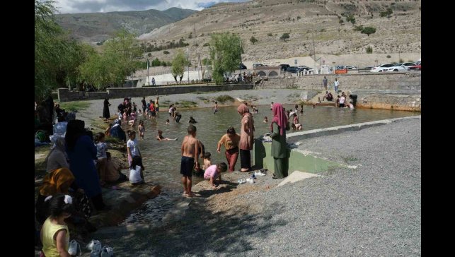 Sıcaktan bunalan çocuklar havuzda serinledi