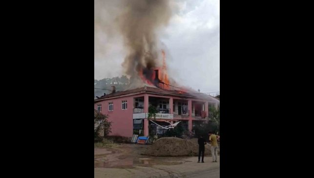 Elazığ'da çatı yangını, itfaiye tarafından söndürüldü