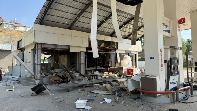 Özalp Kaymakamı Bulut, patlamanın yaşandığı akaryakıt istasyonunda incelemelerde bulundu