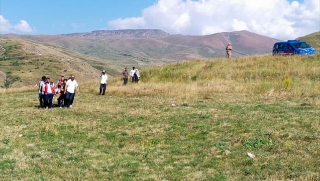 Erzurum'da ambulans helikopter biçerdöverin altında kalarak yaralanan kişi için havalandı