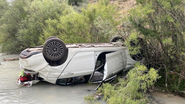 Erzincan'da dereye devrilen otomobildeki 4 kişi yaralandı