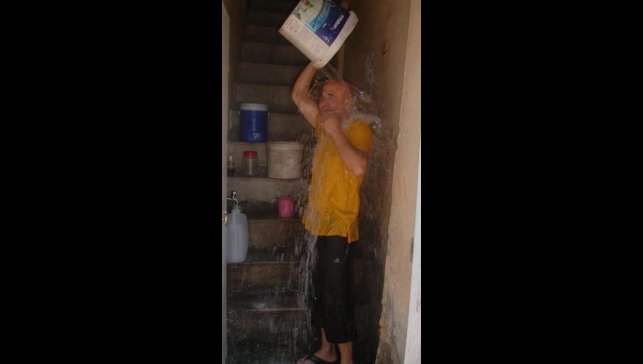 Sıcaklığa dayanamadı kafasından aşağı kovayla su döktü