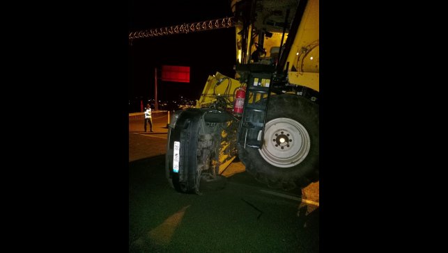 Ağrı'da kamyonet biçerdöverle çarpıştı: 2 yaralı