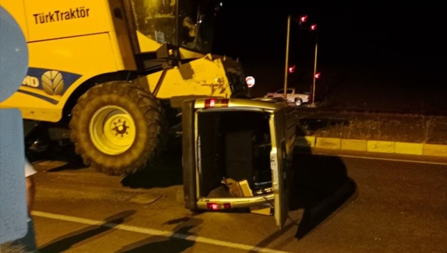 Ağrı'da kamyonet ile biçerdöverin çarpışması sonucu 2 kişi yaralandı