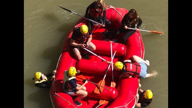Kavurucu sıcaklarda rafting yaparak serinlediler
