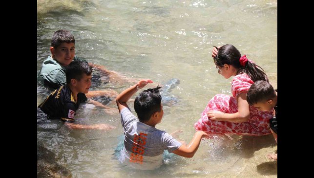 Aşırı sıcakların yaşandığı bugünlerde serinlemek isteyenler Girlevik Şelalesi'ne akın ediyor