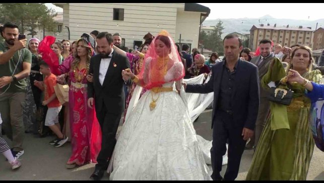 Aşiret mensubu başkana görkemli düğün