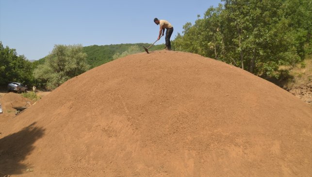 Meşe odununu kavurucu sıcakta mangal kömürüne dönüştürüyorlar