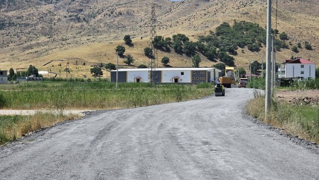 Güroymak'ta yol çalışmaları devam ediyor