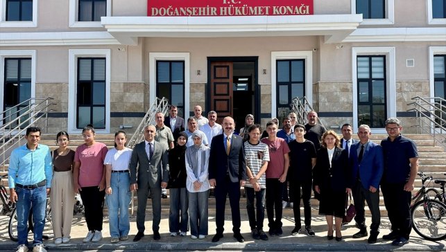 Doğanşehir Kaymakamı Sungur, LGS'de başarılı olan öğrencileri kabul etti