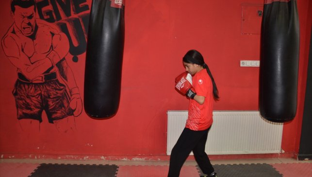 Türkiye şampiyonu 13 yaşındaki boksör Esila Yıldırım'ın hedefi Avrupa şampiyonluğu