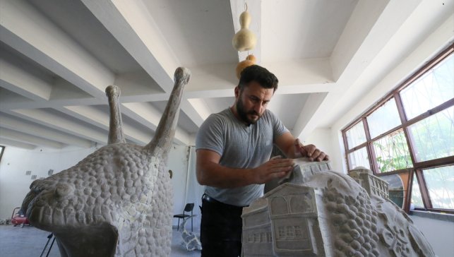 Atasının taş ustalığı mirasını heykeltıraşlığa dönüştürdü