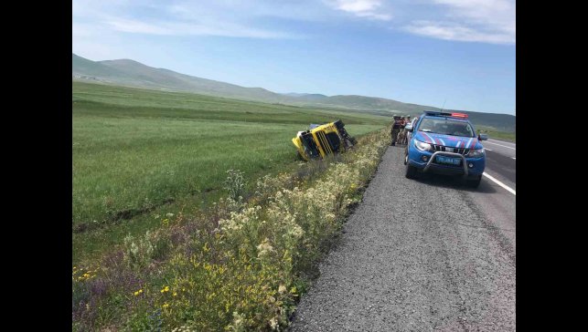 Ardahan'da tır şarampole devrildi: 1 yaralı