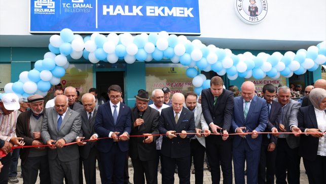 Ardahan'ın Damal ilçesinde Erzurum Büyükşehir Belediyesince halk ekmek fırını açıldı