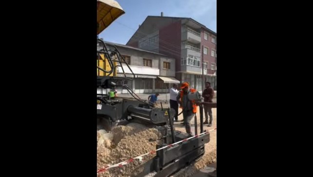 Sıcak asfalt çalışmaları sürüyor