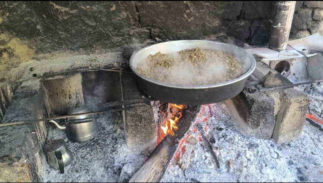Erzurum Uzundere'de pekmez kazanları kaynıyor