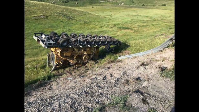 TIR'dan ayrılan dozer yüklü dorse dereye uçtu