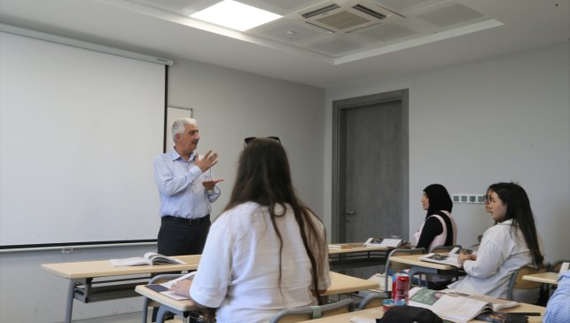 Yabancı öğrenciler öğrendikleri Türkçeyi yaz okulunda pekiştiriyor