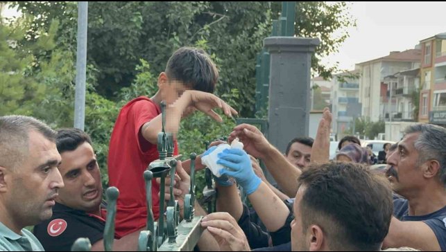 Okul bahçesine girmek isterken koluna demir saplandı, hastaneye demirle kaldırıldı